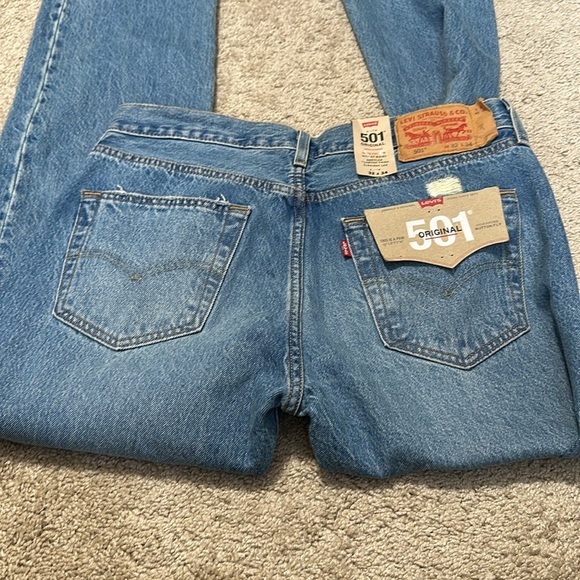 Levi’s 501 Original Straight Leg Distressed Denim Jeans 32x34 NWT - Picture 7 of 7